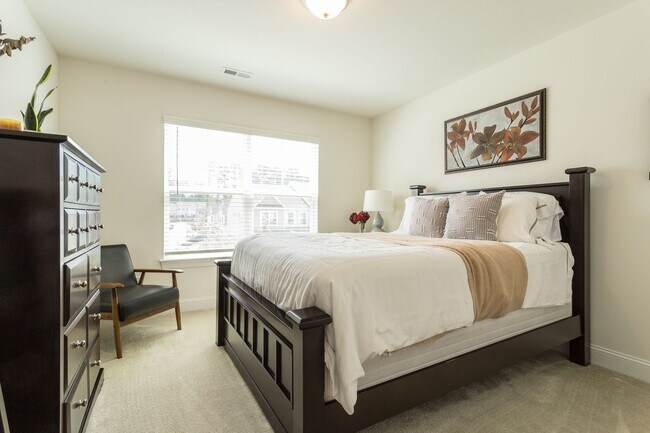 Building Photo - Spacious, Stylish & Move-In Ready! 3BR End Unit Townhome in Durham