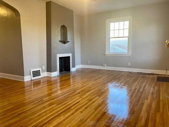 Primary Photo - 515 E William St