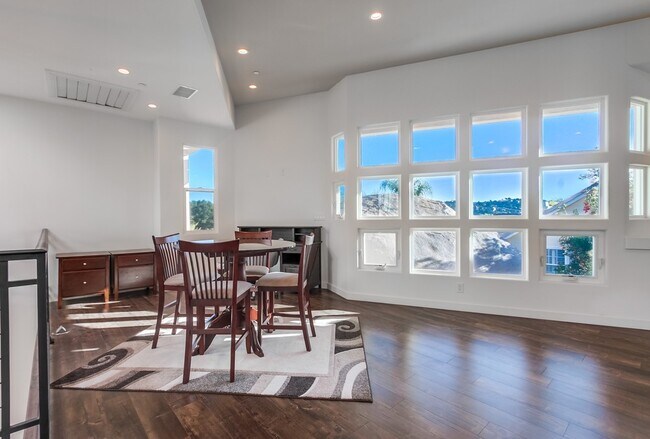 Building Photo - 28548 Meadow Glen Way W