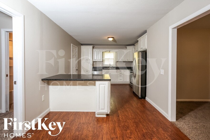 Building Photo - 607 NE Main St