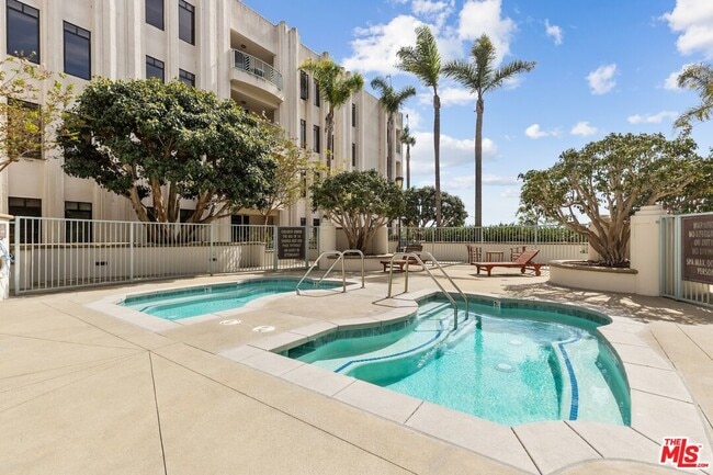 Building Photo - 5625 Crescent Park W