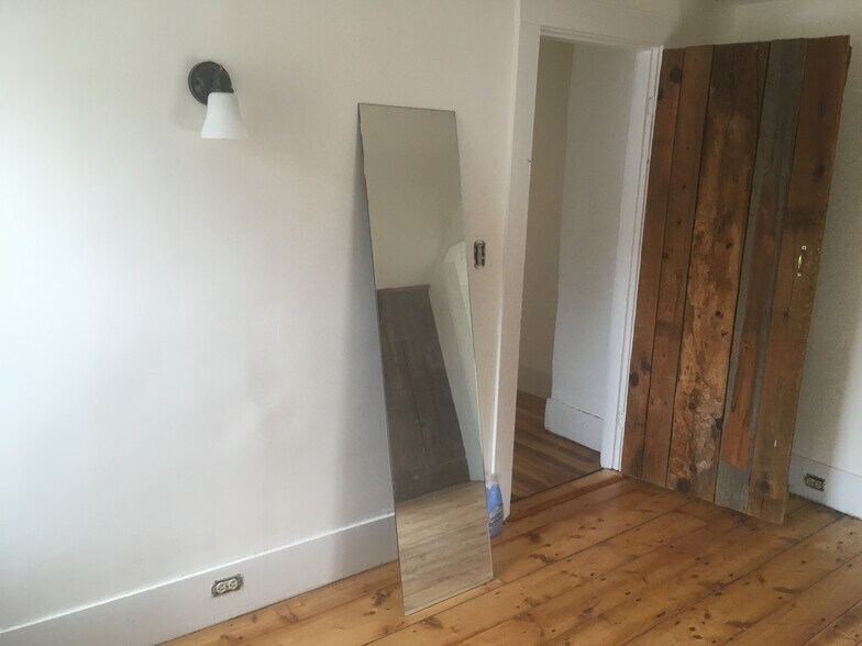 Small bedroom - 468 Union St