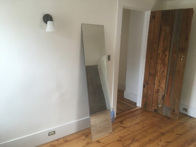 Small bedroom - 468 Union St