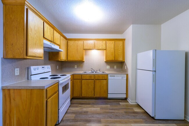 Building Photo - SECTION 8 ACCEPTED & RENT SPECIAL - AVAILA...