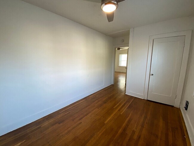 Building Photo - Charming 1 Bedroom with Hardwood Floors, Close-In Location