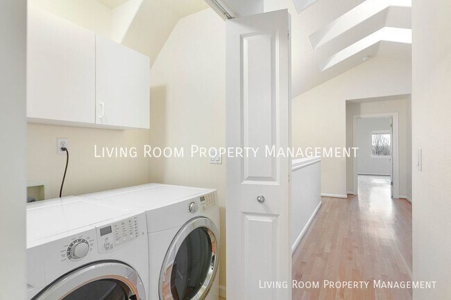 Building Photo - Large Private Townhouse in Johns Landing!