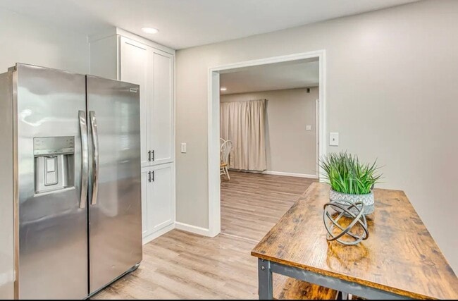 Building Photo - 208 E Columbus St