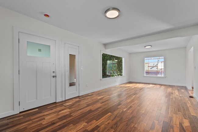 Building Photo - 4bd/2.75ba Seattle Home