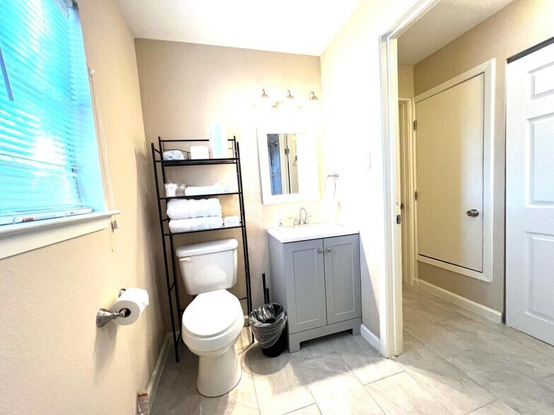 Building Photo - 122 Rilla Vista Dr