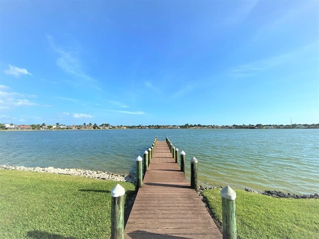 Building Photo - ** VILLAGES AT EMERALD LAKES ** 2 BED / 2 ...