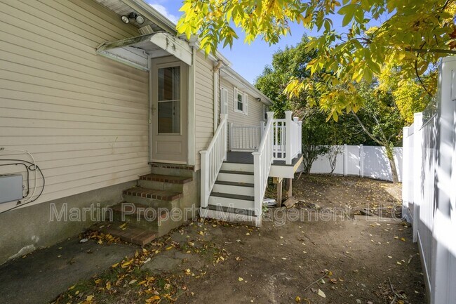 Building Photo - 27 Hermon St