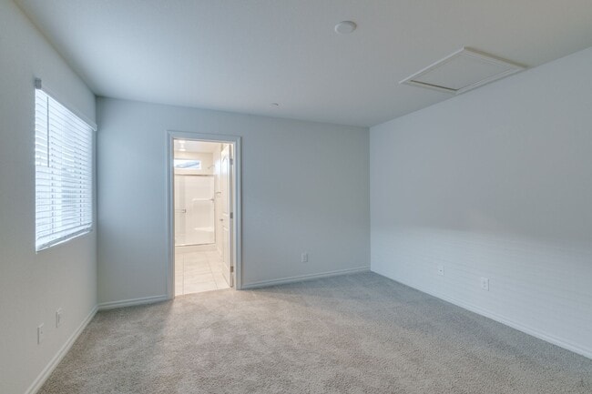 Building Photo - GORGEOUS TOWNHOME*UPGRADED*ALL APPLIANCES*...