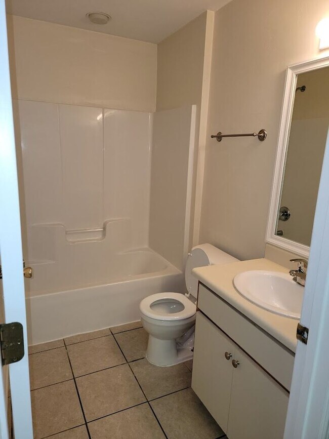 Building Photo - 3 BR/ 2BA Townhome located in