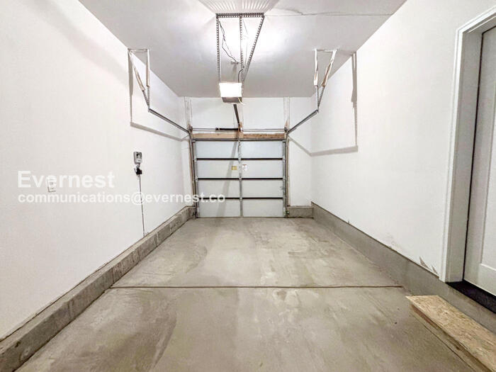 Building Photo - 2162 S Ash St