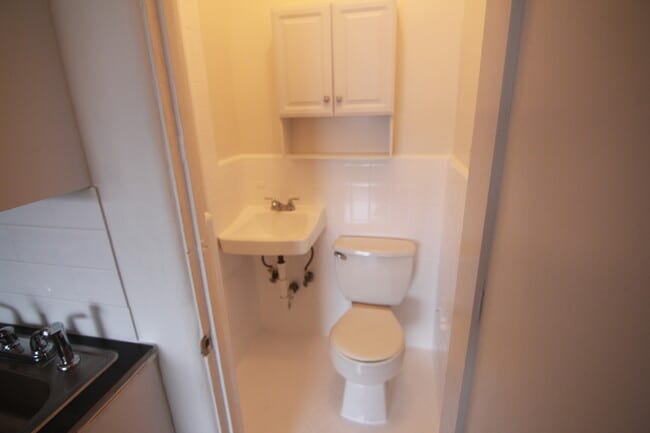 Building Photo - 652 S Dunsmuir Ave