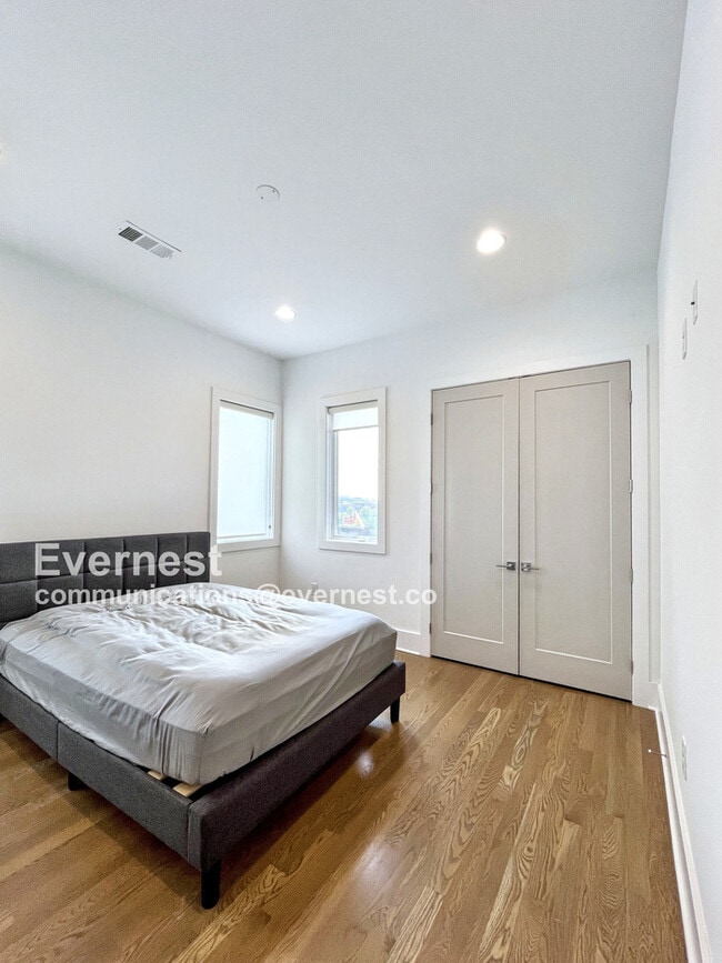 Building Photo - 118A Fern Ave