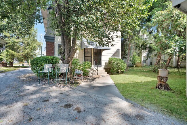 Building Photo - Charming Historic 2BR Apartment with Garag...