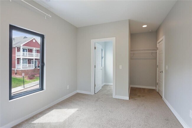 Building Photo - 472 Martin St SE