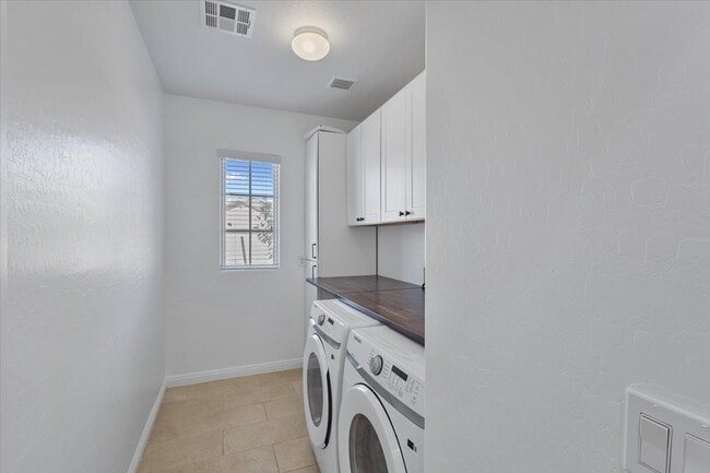 Building Photo - Gorgeous 4BR/2.5BA/2GA Two-Story Gem in Gated Community!