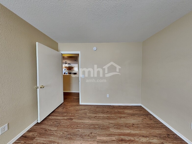 Building Photo - 5020 E Butterweed Dr