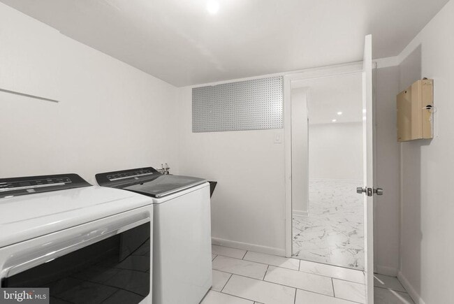 Building Photo - 1949 Kennedy Dr