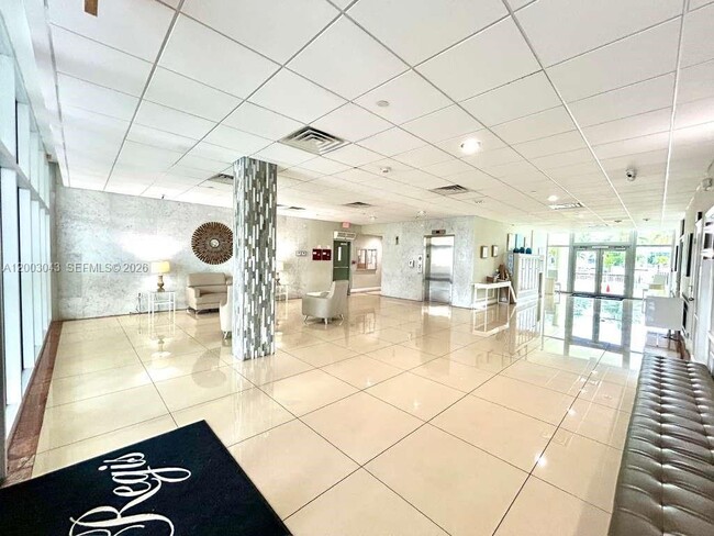 Building Photo - 9500 W Bay Harbor Dr