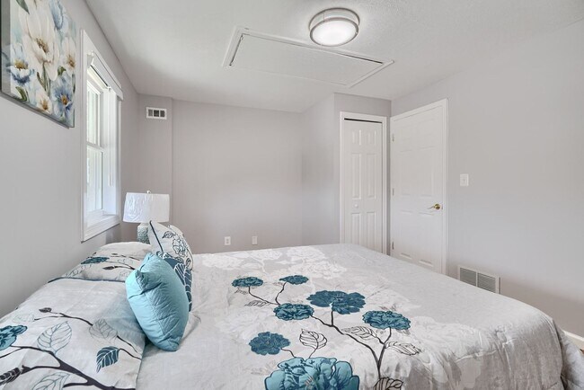 Building Photo - Spacious Townhome 3Bed/2Bath in Dundalk