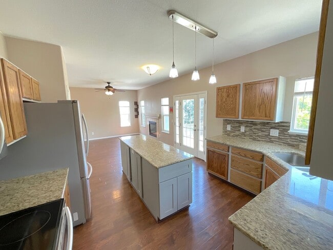 Building Photo - 4 Bedroom Home Available Near Peterson Rd & Constitution Ave!