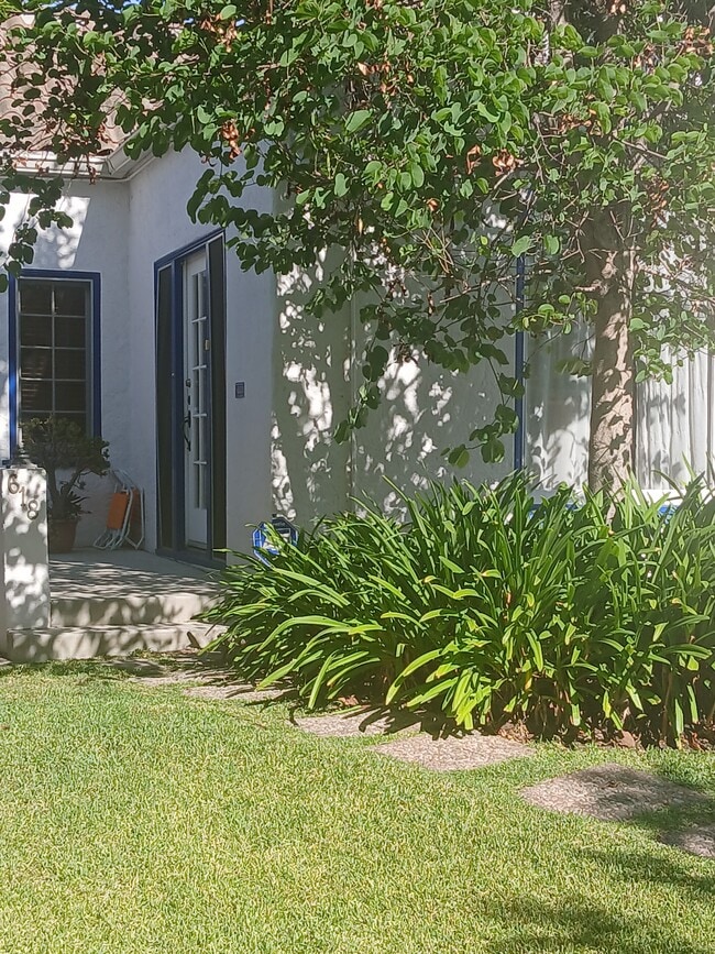 618 street entrance - 618 N La Jolla Ave