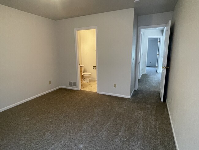 Building Photo - 1007 Cuerto Ln