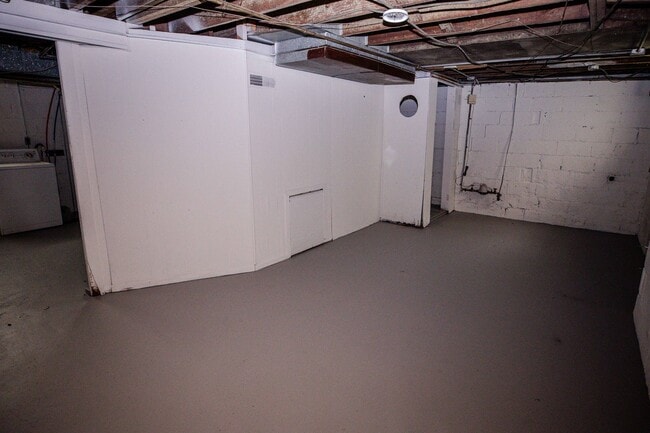 Building Photo - Very Spacious Four Bedroom Home For Rent!