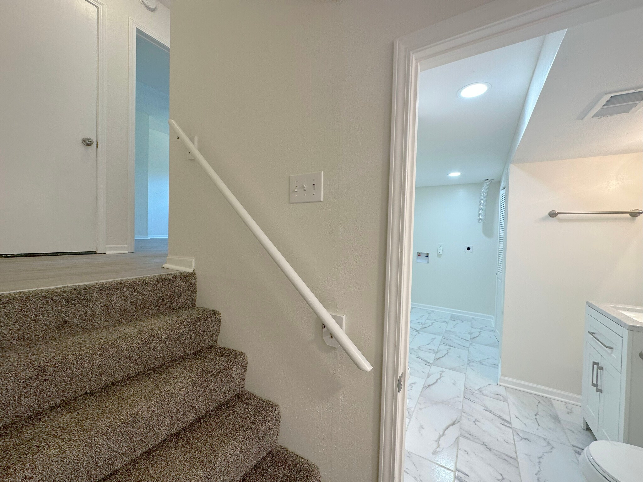 Building Photo - 1417 La Chateau Dr