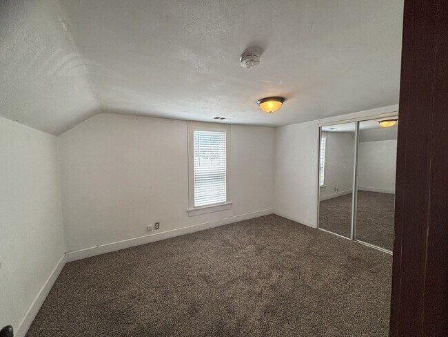 Building Photo - Charming 2 Bedroom 1 Bath Close to Downtown