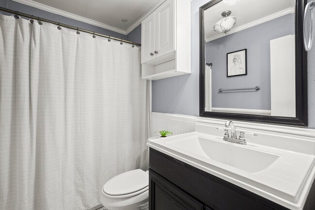 Building Photo - 6501 E Hill Dr