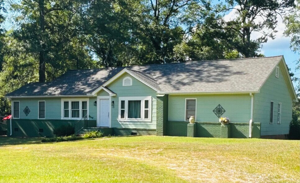 Country home on US 27 right by I 85. - 4037 Hamilton Rd