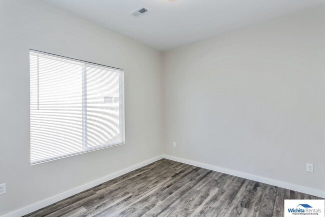Building Photo - Newer 3 bedroom 2 bath Duplex in Goddard  ...