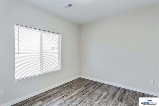 Building Photo - Newer 3 bedroom 2 bath Duplex in Goddard