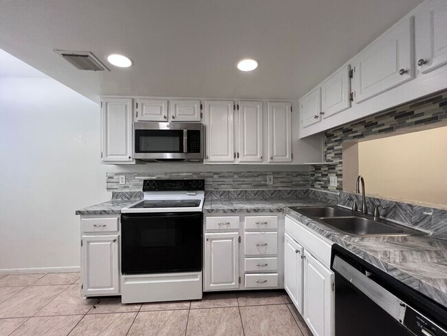 Building Photo - 5409 Pine Creek Dr