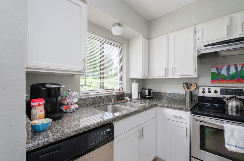 Building Photo - 3600 SW 19th Ave