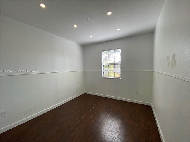 Building Photo - 343 NE 37th Terrace