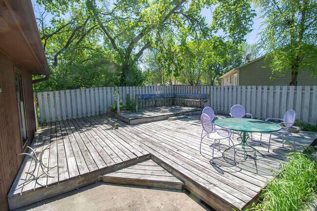 Building Photo - 2011 Bridgewater Dr