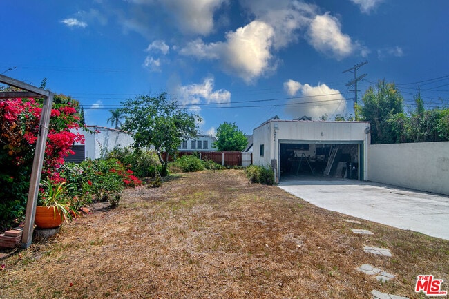 Building Photo - 832 S Citrus Ave