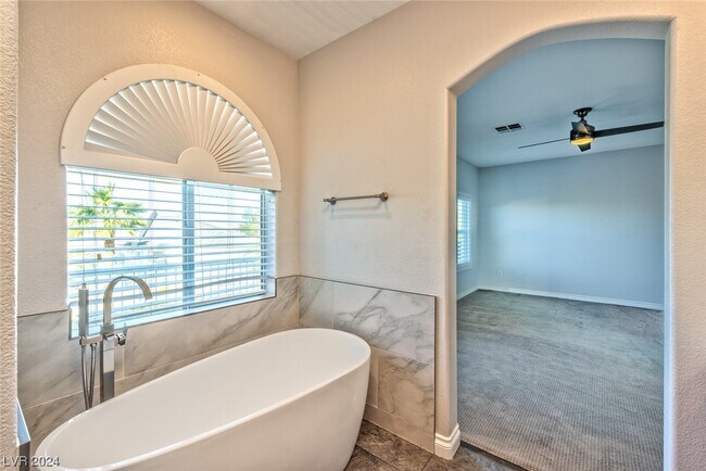 Building Photo - 275 Spectacular St