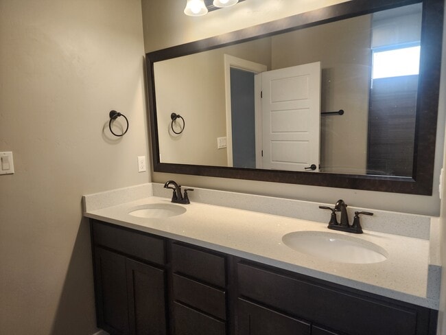 Building Photo - 6040 Arosa St