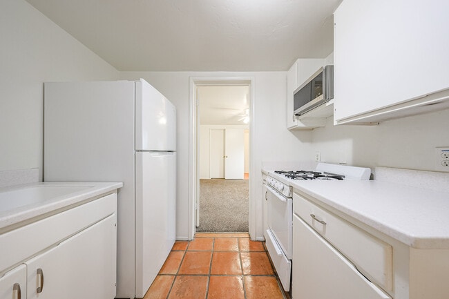 Building Photo - 1023 E Meadowbrook Ave