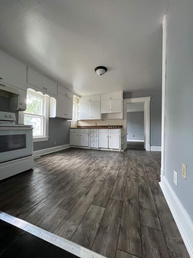 Building Photo - Available Now 4 Bedroom, 2 Full Bath Home