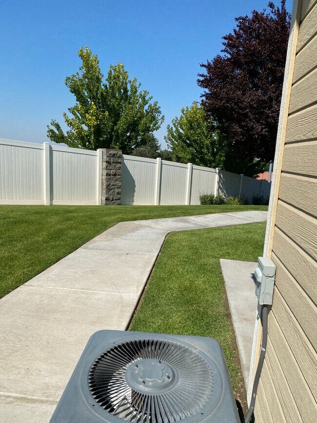 Building Photo - 1014 S Olympia Pl