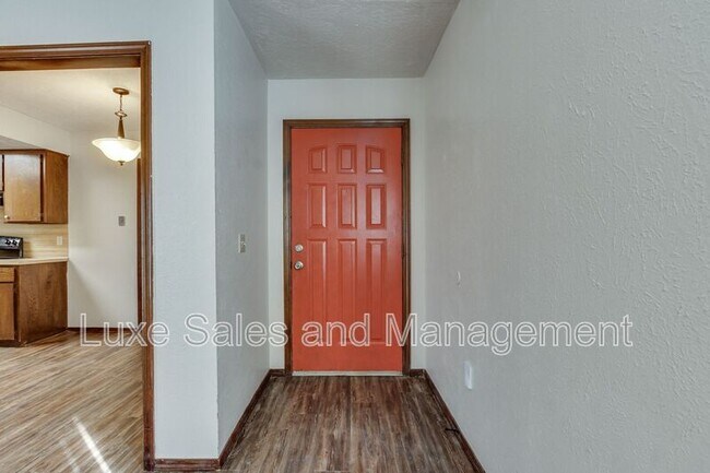 Building Photo - 6004 Paramount Dr