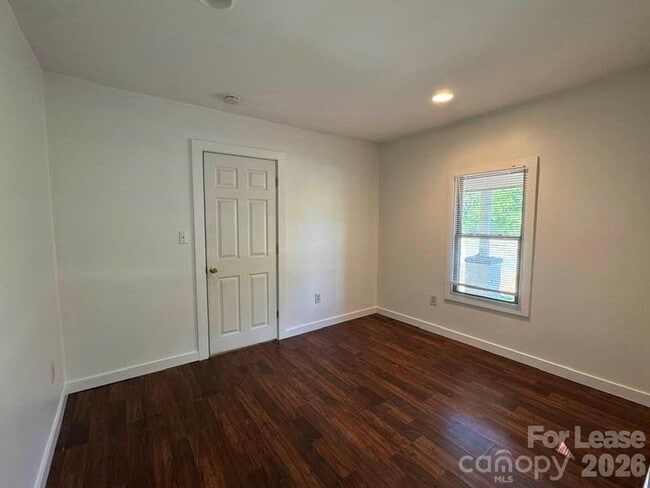 Building Photo - 534 Logan St