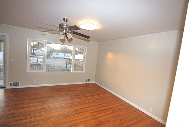 Building Photo - 1106 S Strong Blvd